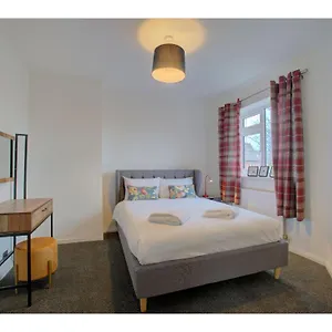 Holiday home Gorgeous 3 Bed Near Airport